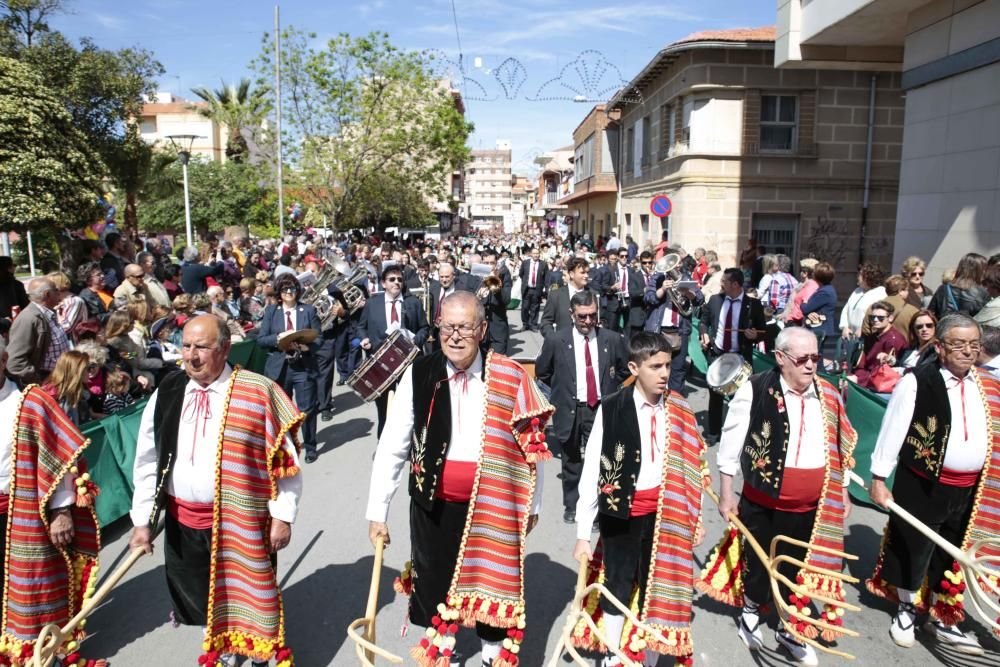 La comparsa Labradores presenta un boato muy participativo y primaveral, y con la interpretación del pasodoble Sueños Festeros logró emocionar al numeroso público