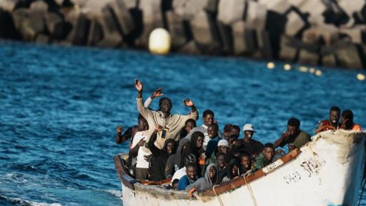 Un grupo de migrantes llega en un cayuco a El Hierro.