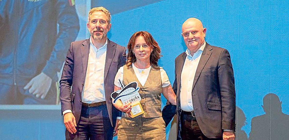 Pedro Costa, gerente general de Prensa Ibérica en Galicia;  Rosa  García, entrenadora del CPA Maxia, elegida la mejor de 2025,  y Francisco Duarte, director de Personas de Vegalsa-Eroski.