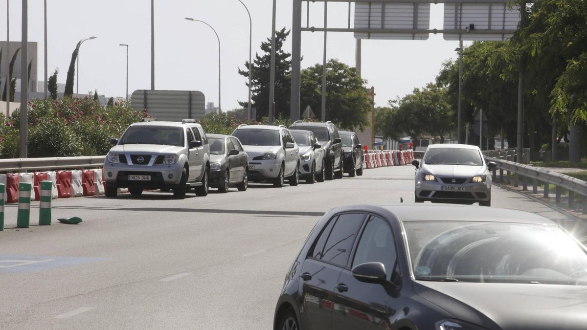 Die Autos warten nun neben der Absperrung am Expressparkplatz auf dem Flughafen Mallorca.