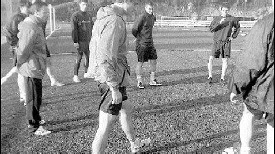 Iván González, a la izquierda, sigue el entrenamiento de la plantilla en La Toba.