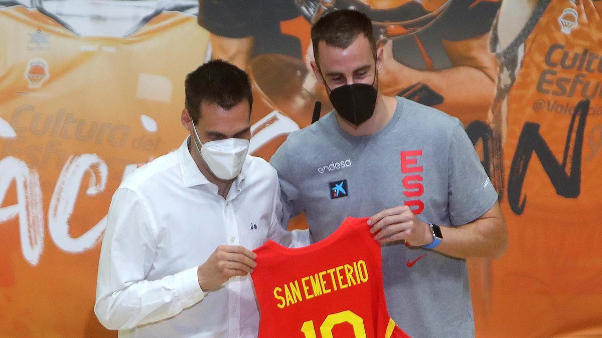 San Emeterio recibe la camiseta de España de manos de Claver