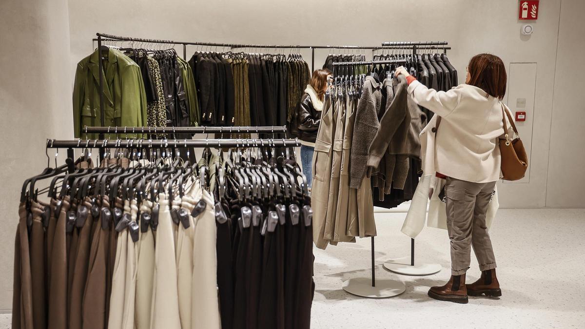Clientas en una tienda de Zara