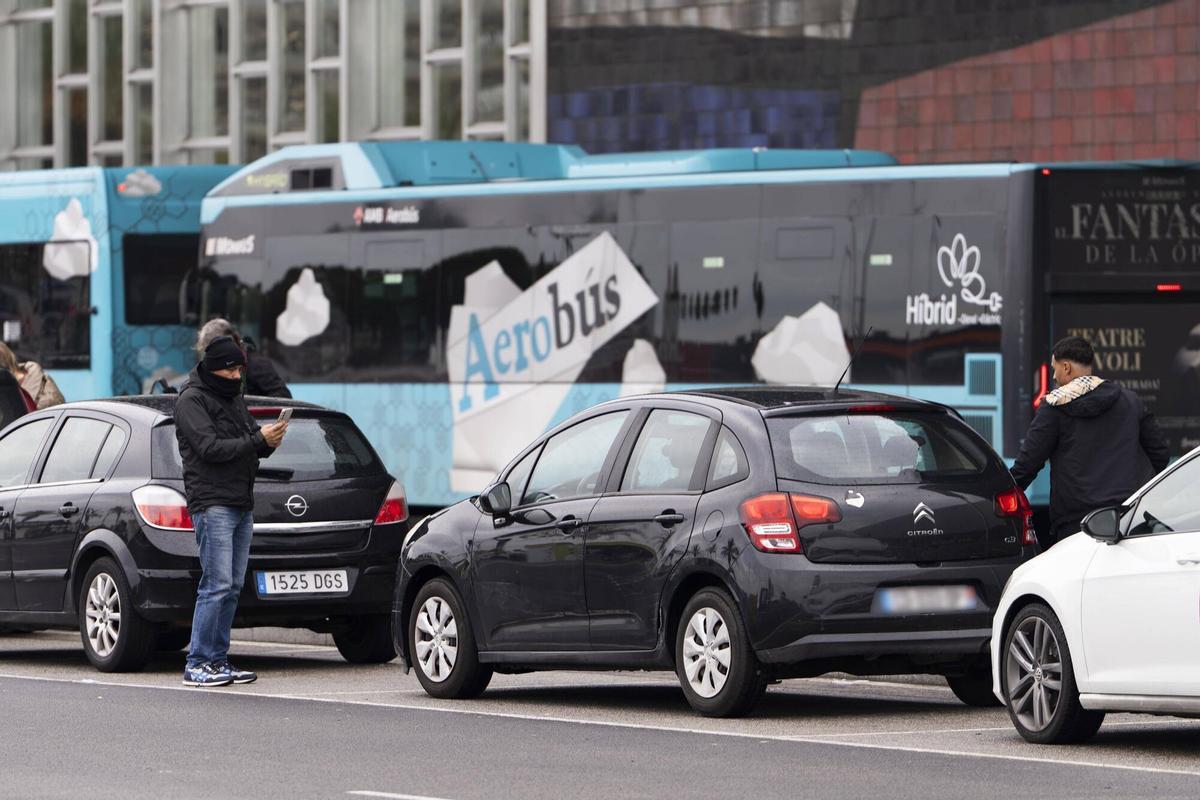 El Prat de Llobregat 22/01/2025 Reportaje sobre aparcacoches ilegales en el aeropuerto. En la foto, un hombre que hace fotos al vehículo para certificar el buen estado (izquierda) entrega el coche a un cliente francés (derecha) en la T2 del aeropuerto Fotografía de Ferran Nadeu