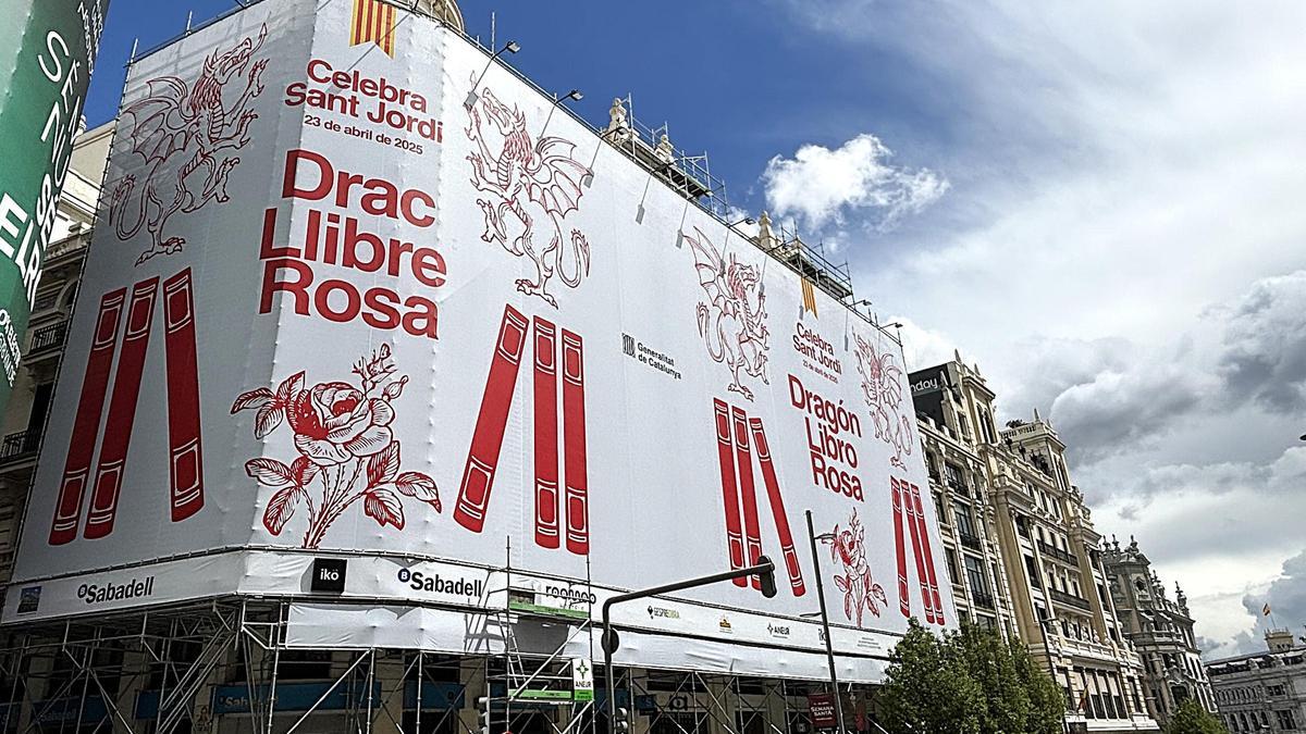 Lona de grandes dimensiones en Gran Vía de Madrid para celebrar Sant Jordi