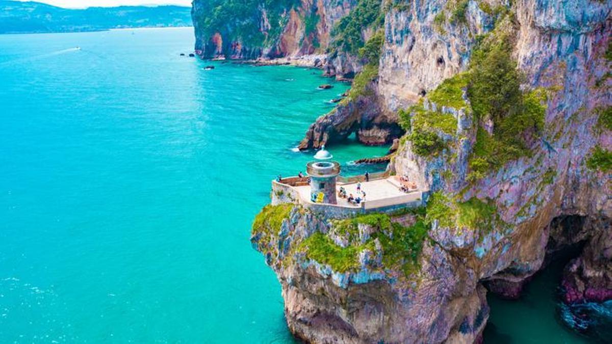 La pequeña torre del faro sobresale del acantilado, ofreciendo unas vistas inmejorables del mar