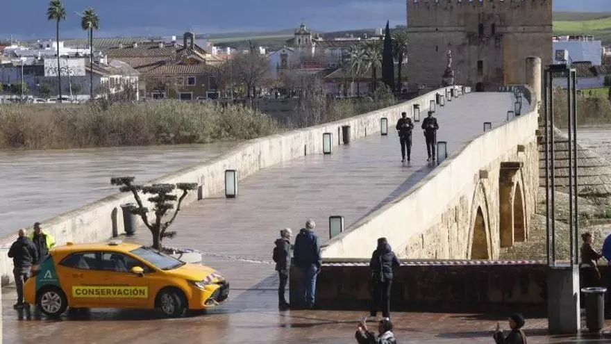 Cierran el paso peatonal del Puente Romano