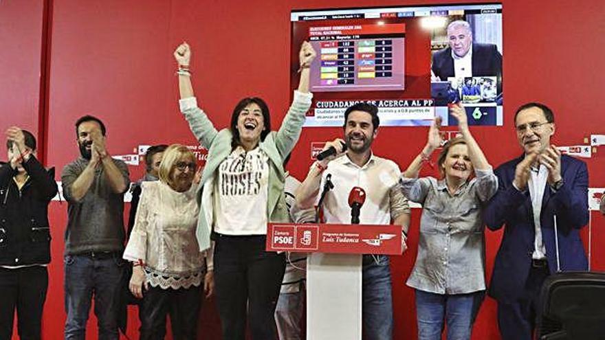 Los responsables socialistas celebran el triunfo electoral en su sede de Zamora.