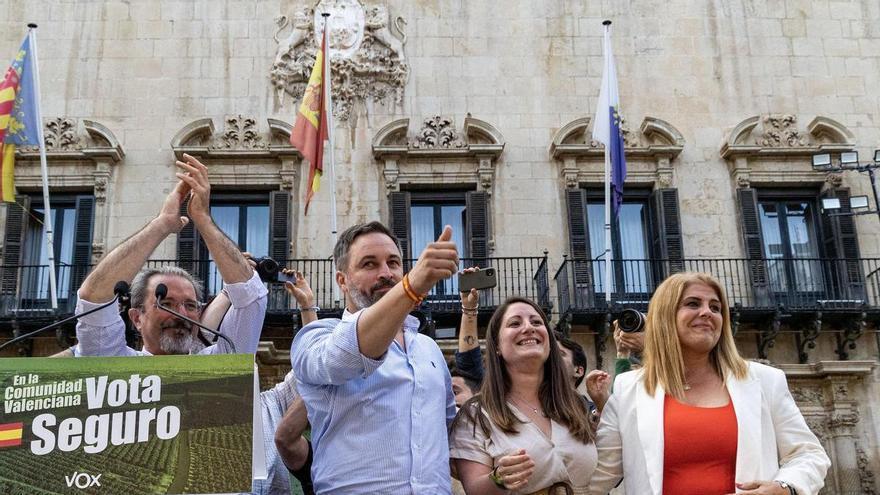 Abascal estrecha el control sobre los concejales de Vox