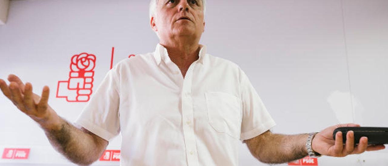 El secretario general de los socialistas canarios, José Miguel Pérez, ayer en la sede regional del partido en la capital grancanaria.