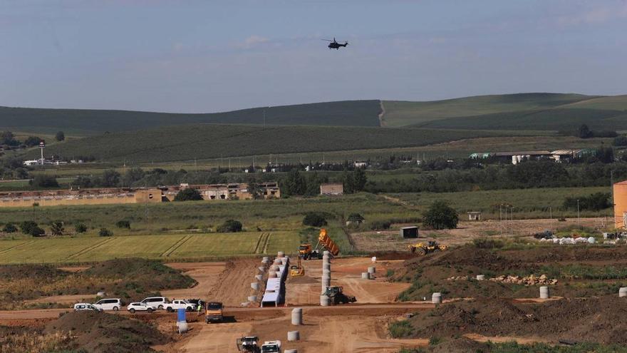 Vista de las máquinas trabajando sobre los terrenos de La Rinconada, donde se instalará la Base Logística.