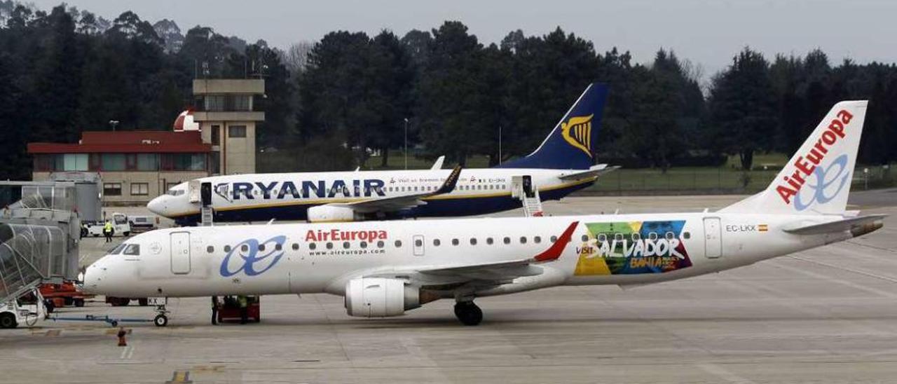 Un avión de la aerolínea Air Europa y otro de Ryanair tras aterrizar ayer en Peinador. // Ricardo Grobas