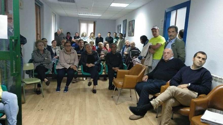 Asistentes a la presentación del proyecto, ayer, en Peruyes; a la derecha, José Manuel González.