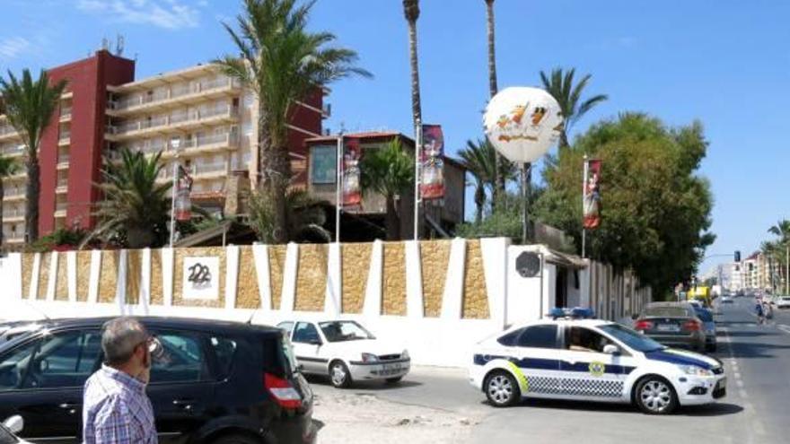 Imagen de la popular discoteca y restaurante pizzería «222» en la playa de Los Locos.