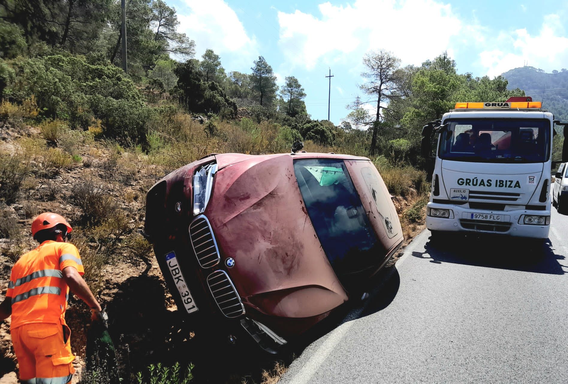 Galería de imágenes del coche volcado tras accidentarse en la carretera de Cala Tarida