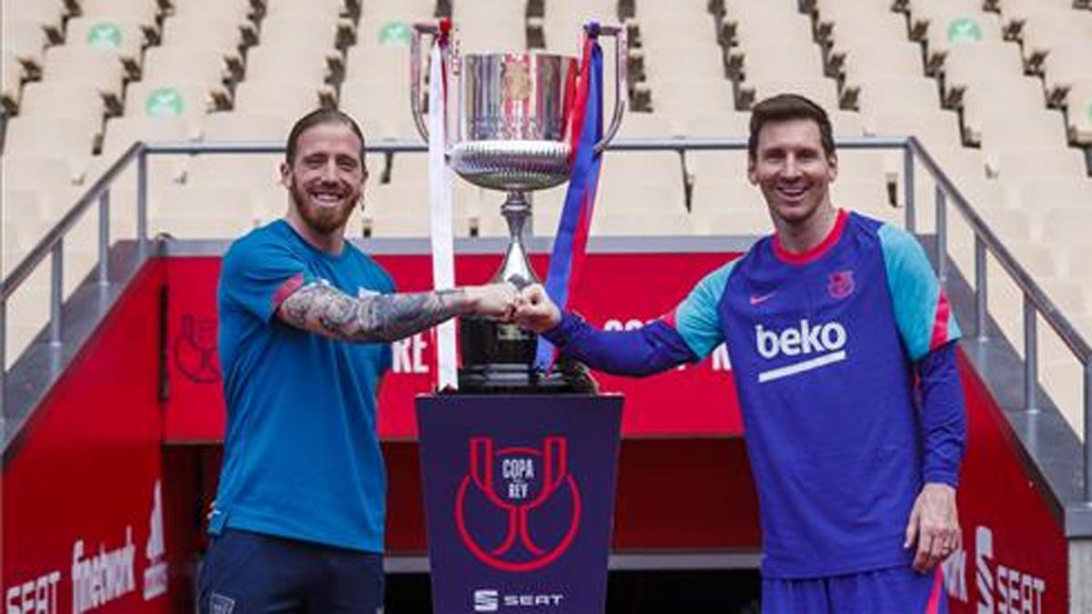 Muniain y Messi posan frente al trofeo de la Copa del Rey