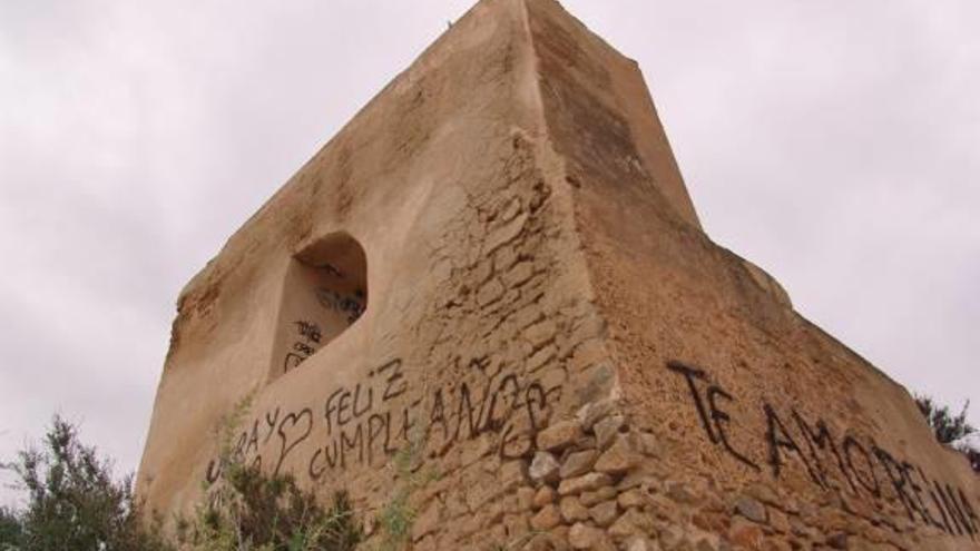 Nuevas pintadas en los restos del Castillo del siglo X, el más antiguo de la provincia