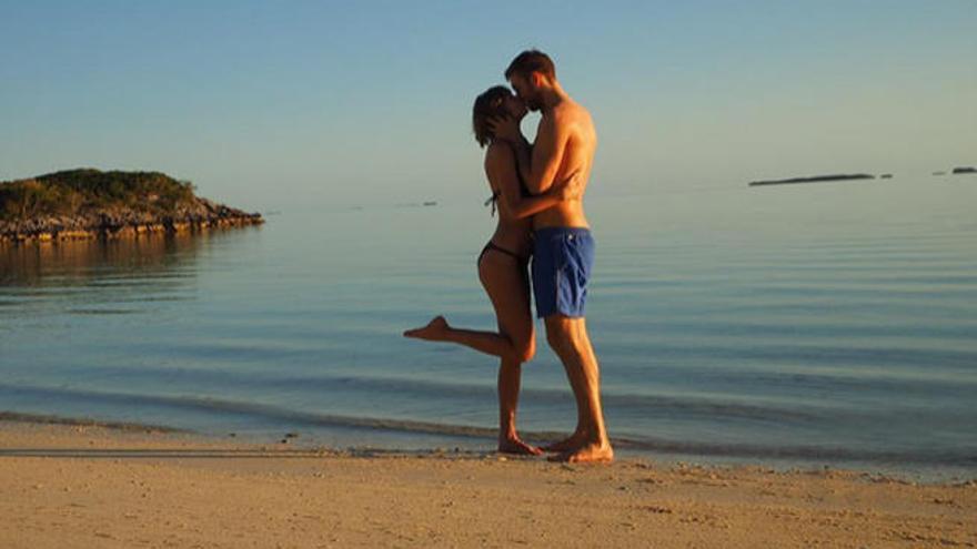 Taylor Swift y Calvin Harris se besan en la playa.