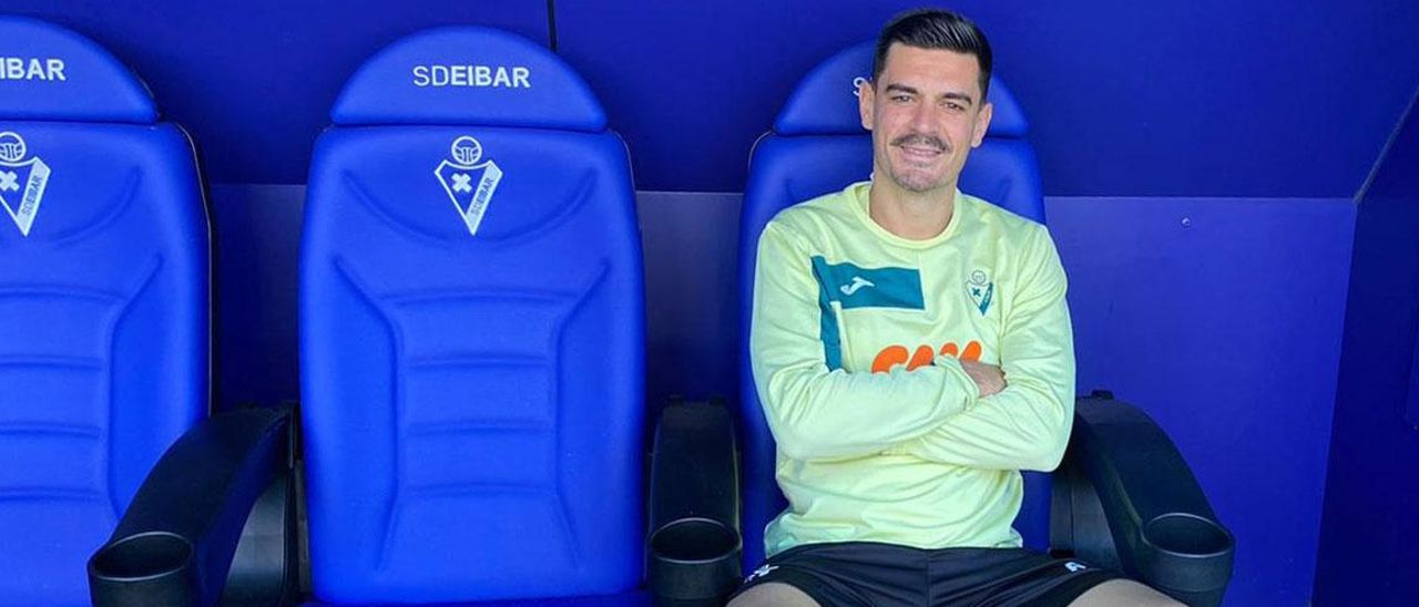 Sergio Álvarez, en el banquillo de Ipurúa, durante su entre vista en Éibar con LA NUEVA ESPAÑA. JUGADOR DEL EIBAR Y EXFUBOLISTA DEL SPORTING