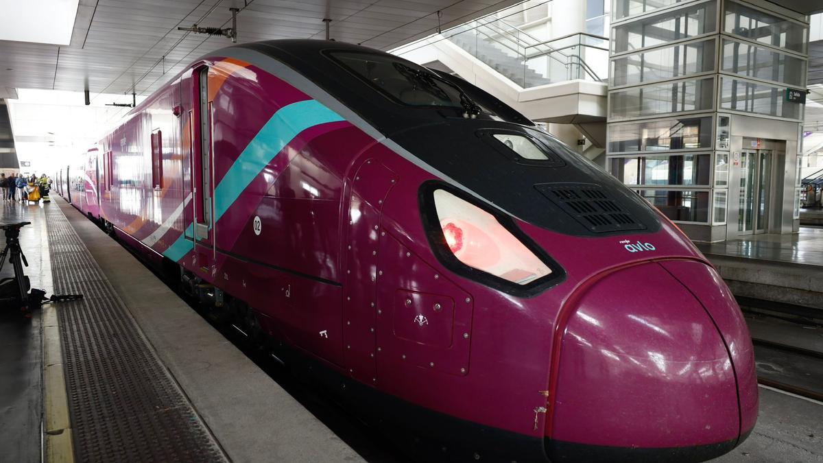 EN IMÁGENES | El nuevo Avril de Renfe ya para en Zaragoza: así ha sido su primer viaje