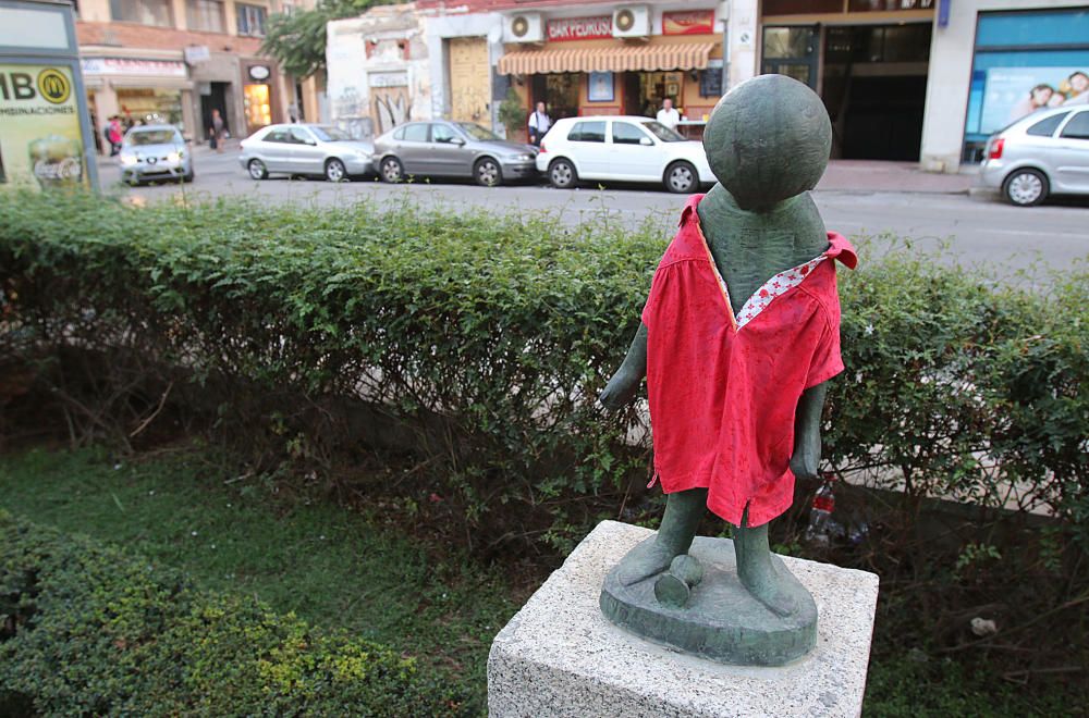 El pasado lunes las esculturas de niños del Jardín de los Monos amanecieron vestidas con modelos infantiles que parecían hechos para ellos