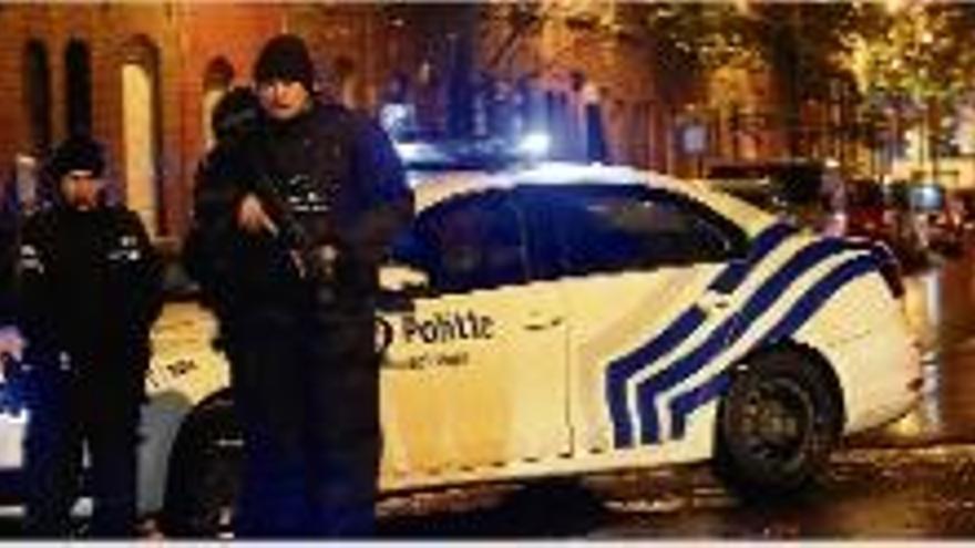 La policia investiga l&#039;escena al carrer Molenbeak, a Brussel·les.