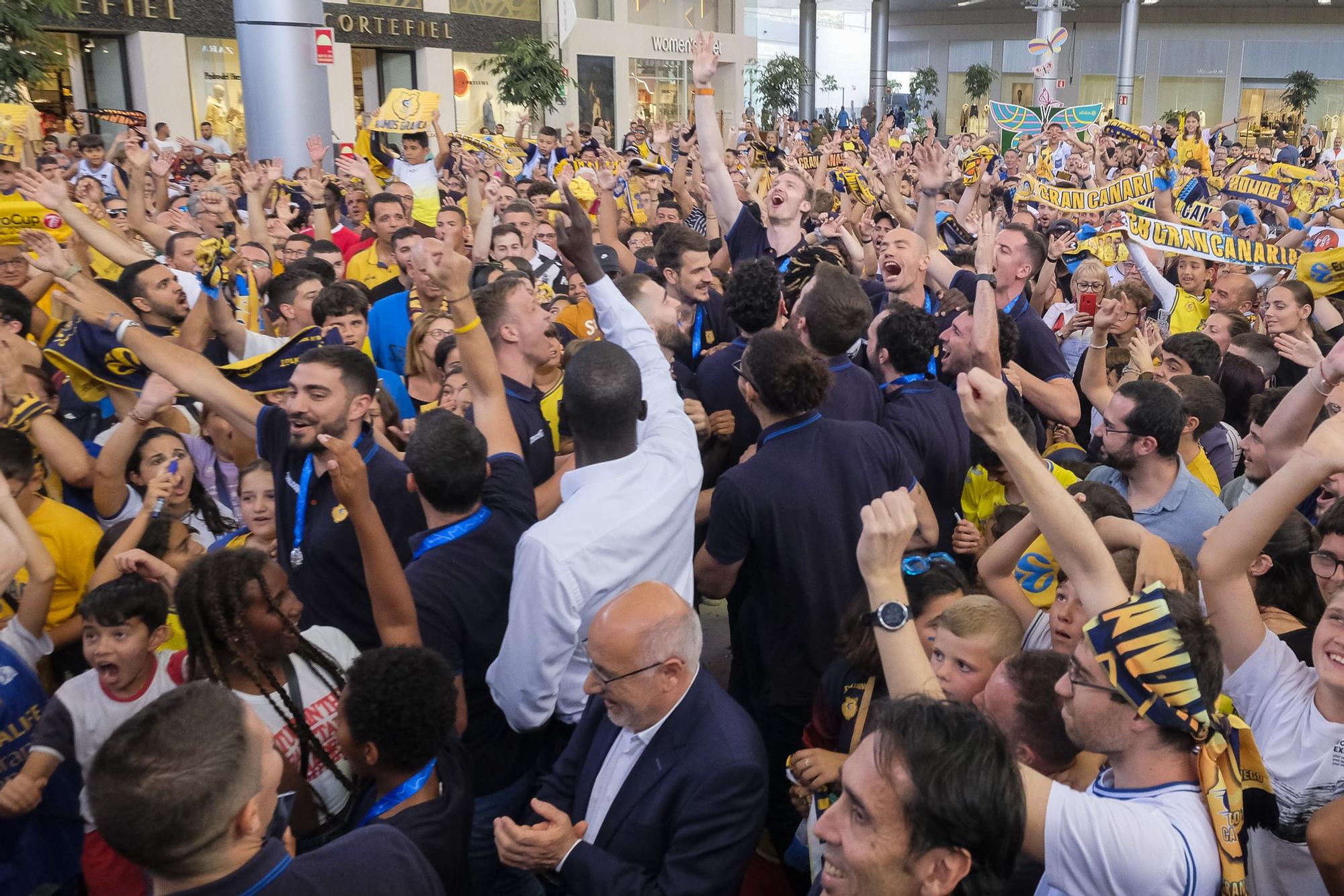 El Granca pasea la copa de campeón de la Eurocup por el CC Alisios