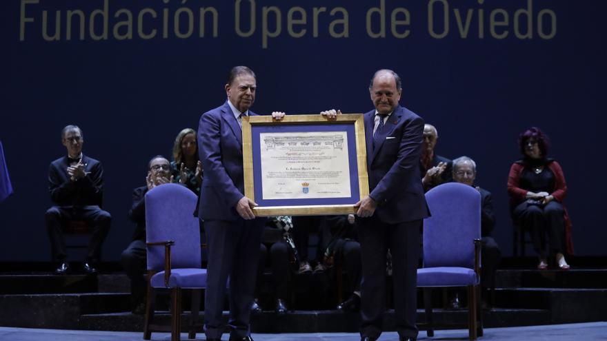 EN IMÁGENES: Así fue la entrega de la Medalla de Oro de la ciudad a la Fundación Ópera de Oviedo