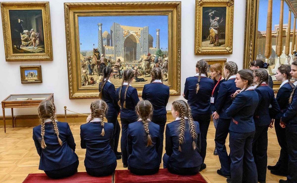 Colegialas observan las pinturas del pintor ruso Vasily Vereshchagin, expuestas en la Galería estatal Tretyakov de Moscú.