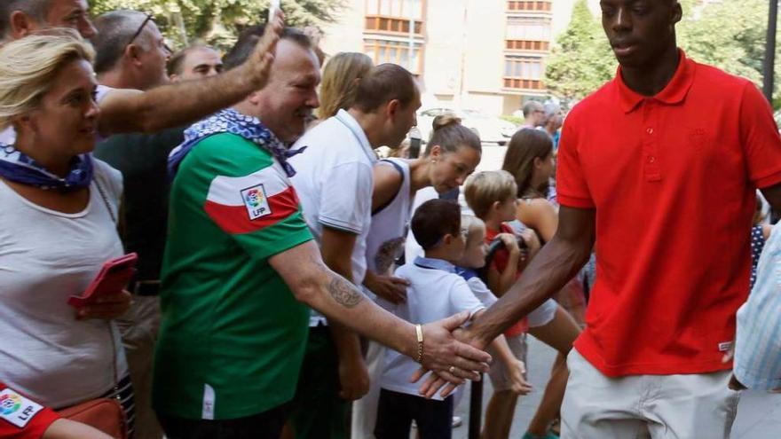 Iñaki Williams, saludando ayer a los aficionados bilbaínos a la salida del tradicional acto religioso celebrado en la basílica de Begoña por las fiestas patronales y al que asiste todo el equipo.