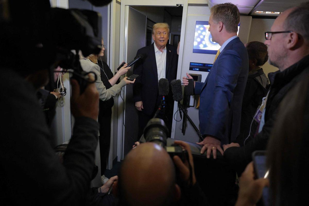 Trump atiende a los periodistas en una parada técnica del Air Force One en Inglaterra
