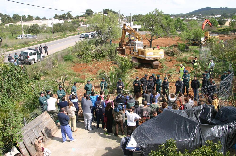 Imágenes de 2006 de los antiautopistas en la finca.