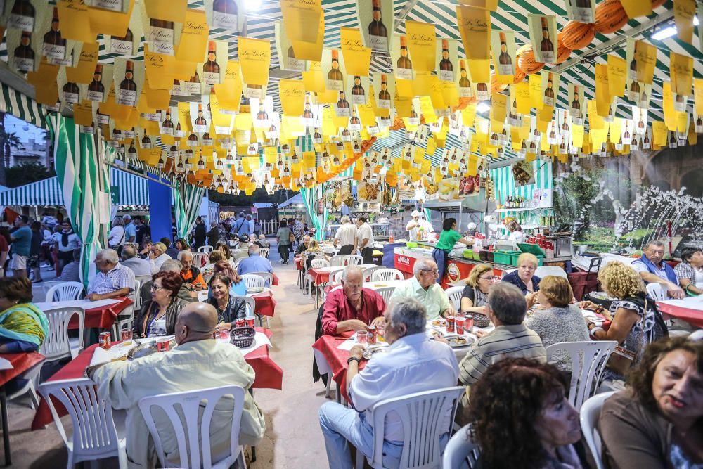 Baile, amistad y alegría en el recinto portuario de Torrevieja con la Feria de Sevillanas 2018