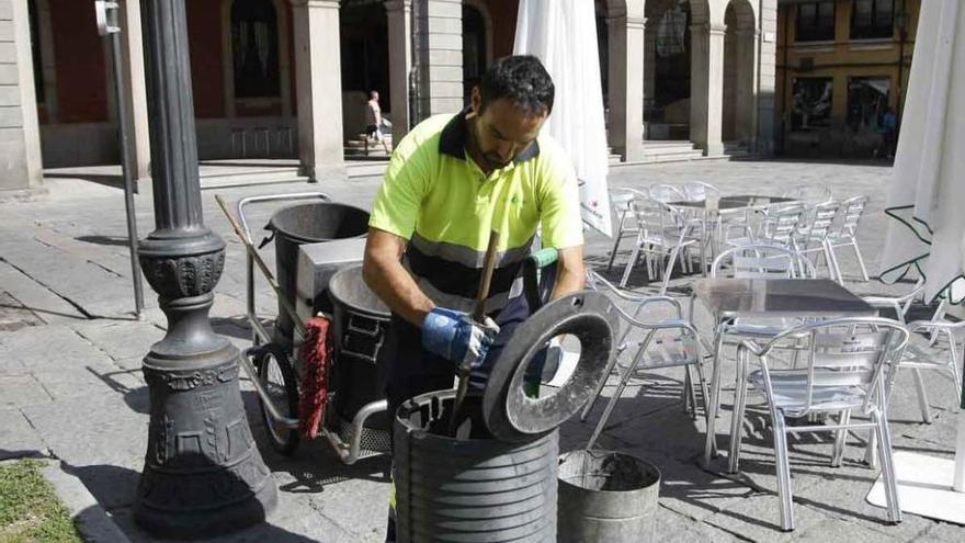 Un empleado del servicio de limpieza diaria, ayer trabajando en la Plaza Mayor.