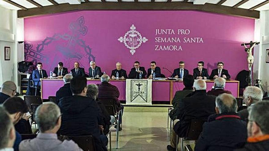 Asistentes y directiva de Buena Muerte ayer en la asamblea.