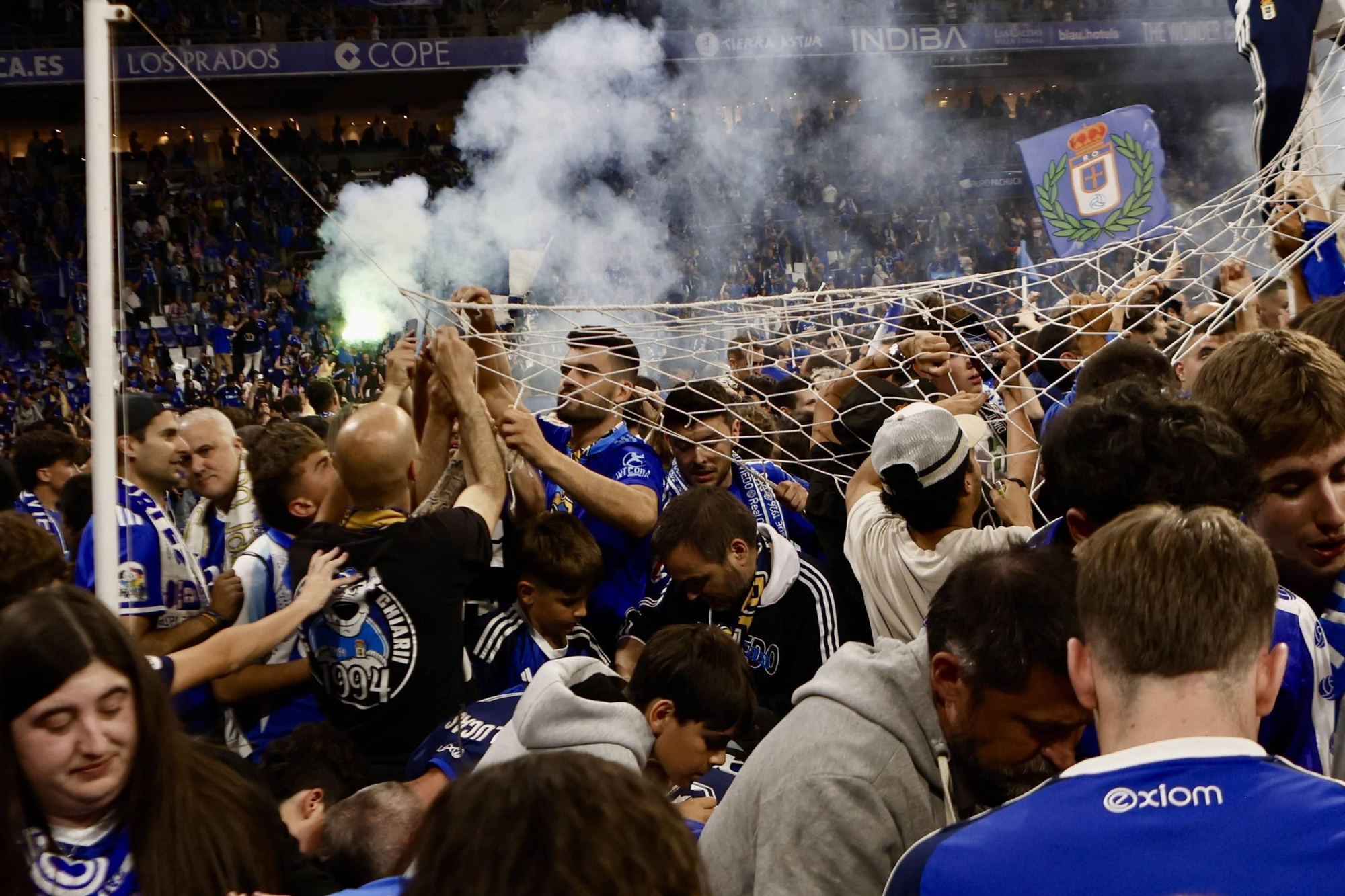 EN IMÁGENES: Así se vivió en el Carlos Tartiere la noche del ascenso del Oviedo a Primera División 24 años después