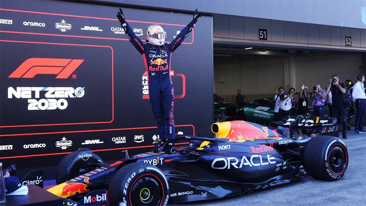 Verstappen celebra su victoria en Japón