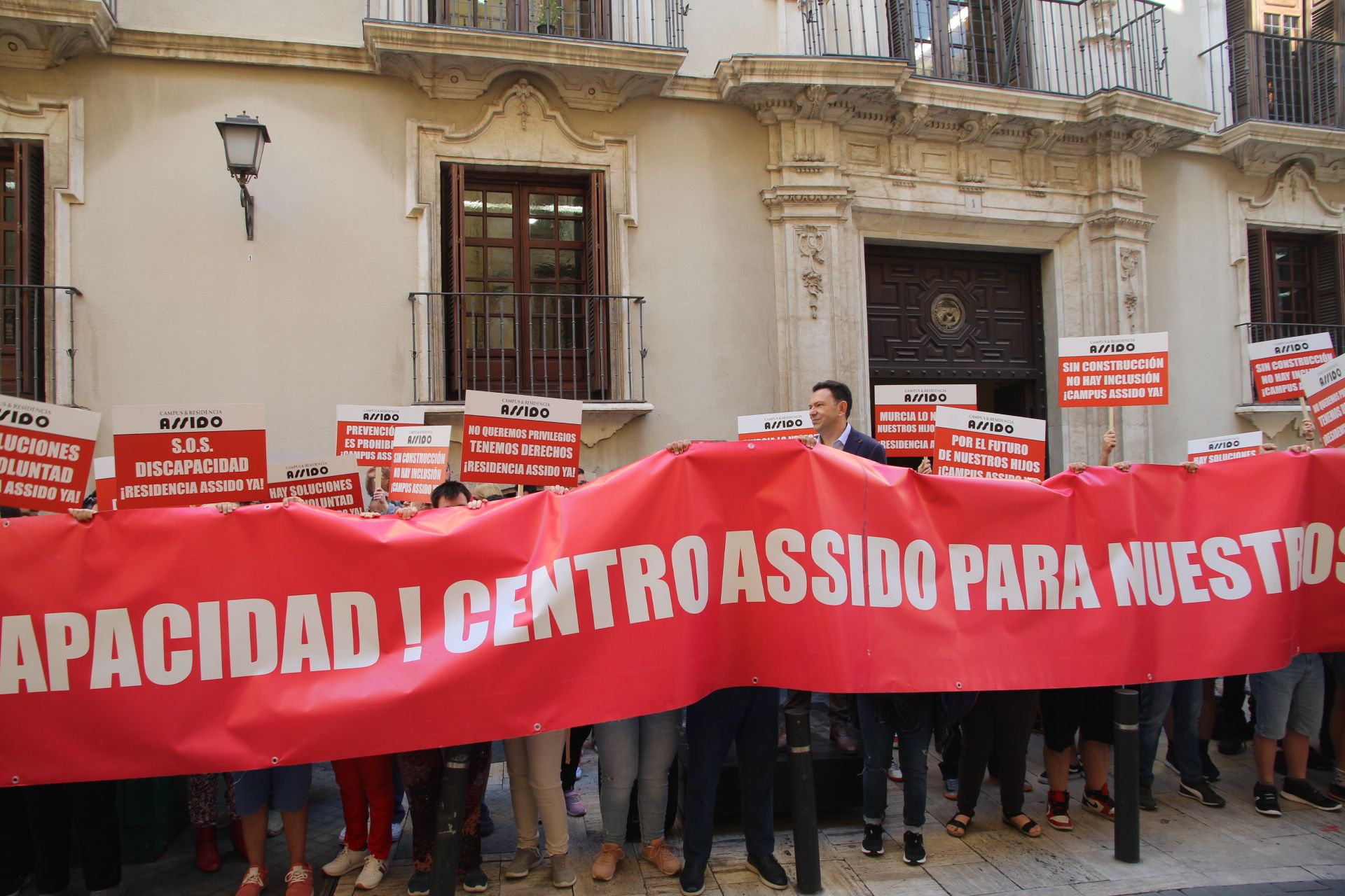 Concentración de Assido en Murcia ante la CHS