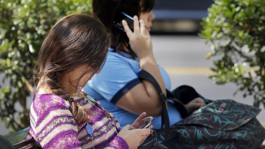 Un 61% de valencianos no puede pasar más de un día sin mirar el móvil