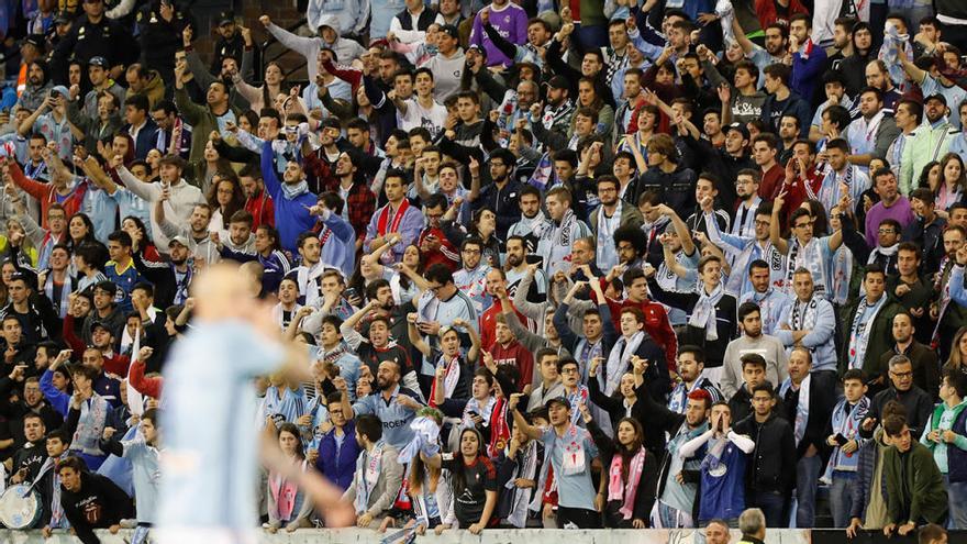 Aficionados en Balaídos en el último Celta - Real Madrid // R. Grobas