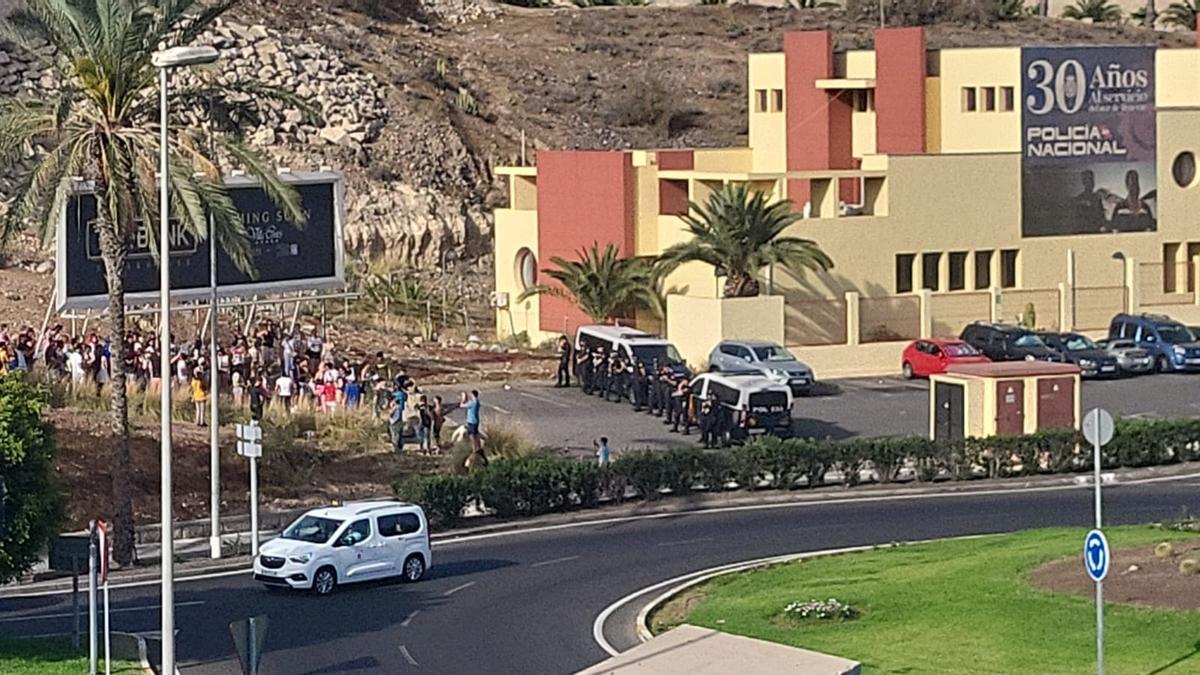 Concentración a las puertas de la Comisaría de la Policía Nacional del Sur de Tenerife