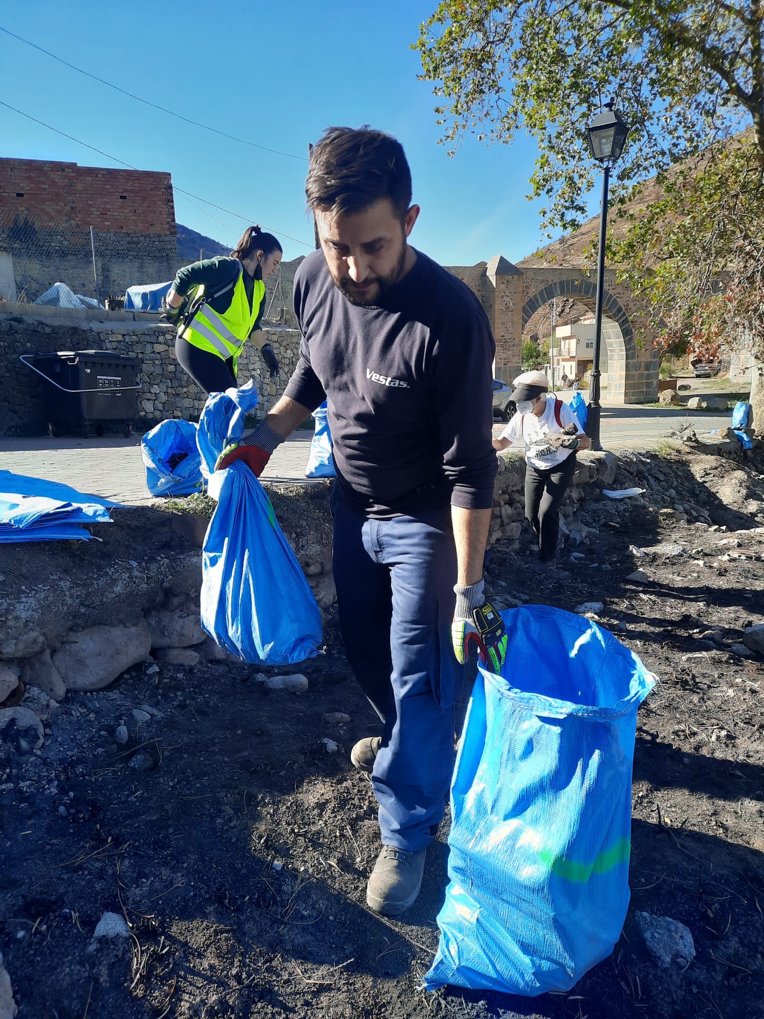 Descubre lo que han encontrado en una recogida de basura resurgida tras el gran incendio de Bejís