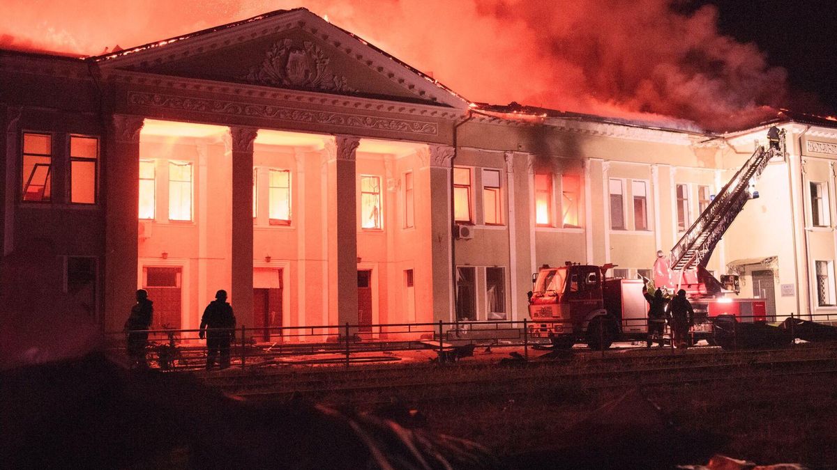 Los bomberos intentan sofocar el incendio un edificio administrativo que fue alcanzado por un ataque de drones rusos en Járkov.