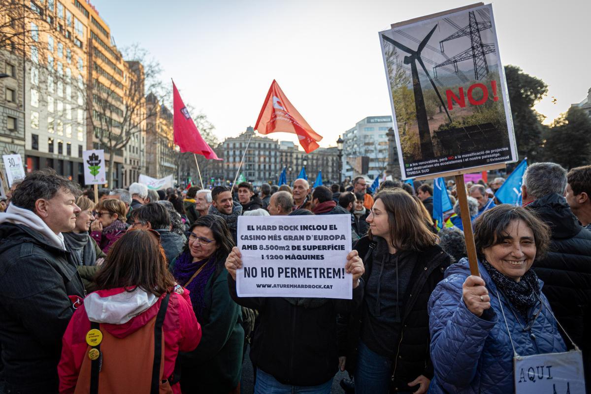 La manifestación contra el Hard Rock, la ampliación del aeropuerto y el Cuarto Cinturón corta el centro de Barcelona