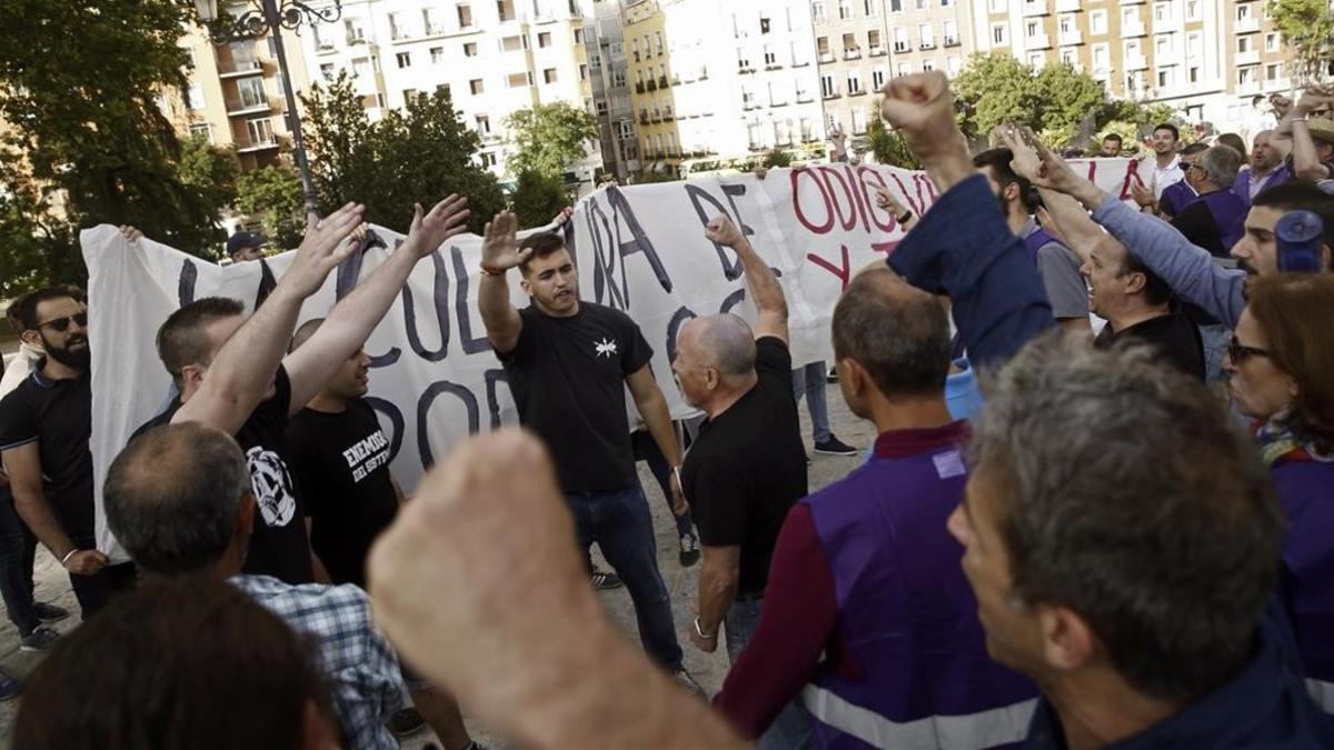 Un grupo de radicales de ultraderecha irrumpe en el acto de Íñigo Errejón en el Templo de Debod (Madrid)