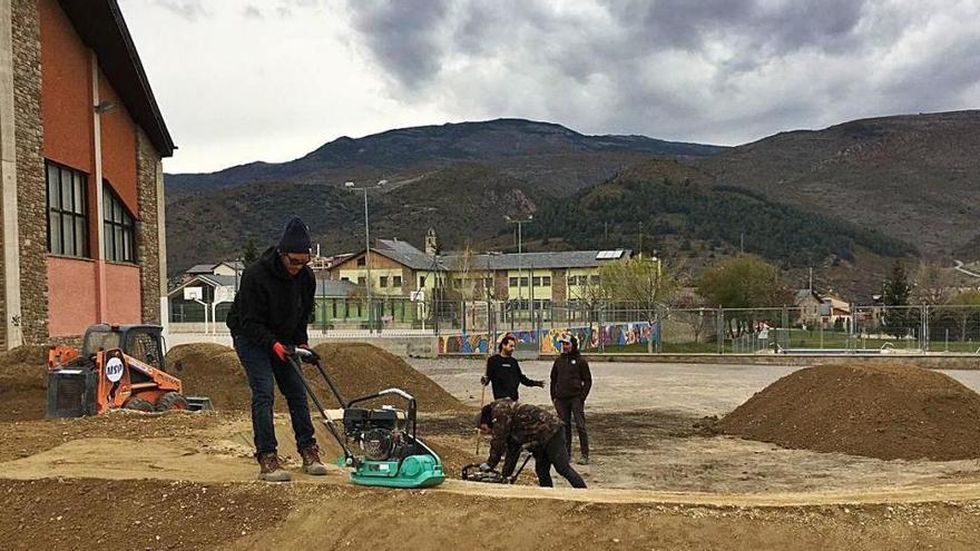 Espai on s&#039;està fent un circuit per a bicicletes, al costat del qual es construirà el segon poliesportiu