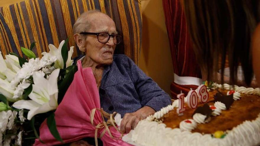 Teresa Ortiz recibe flores y una tarta con velas por su cumpleaños.