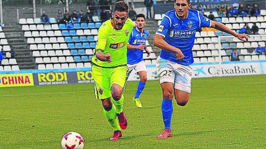 Iván Calero disputa un balón en el Camp d´Esports de Lleida.