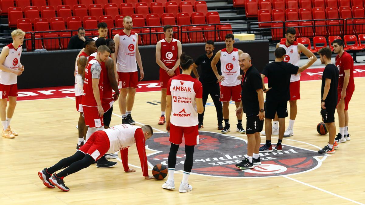 Jaume Ponsarnau se dirige a los jugadores al término de un entrenamiento en el Prínicipe Felipe