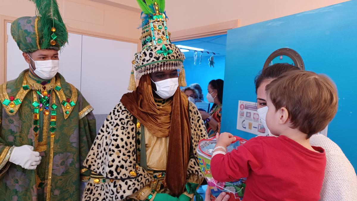 Los Reyes Magos, de visita en el HUC